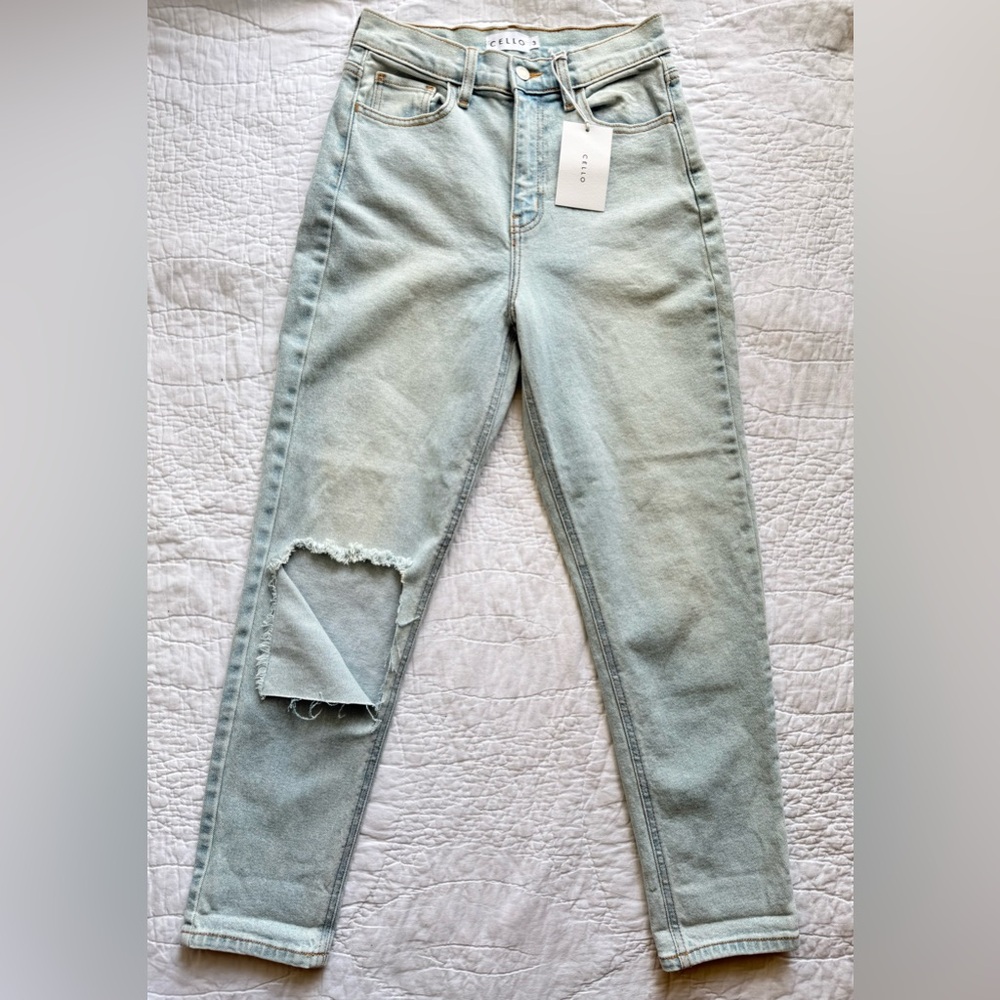 NWT Cello High-Rise Light Wash Mom Jeans Ripped Women's Denim Size 3
